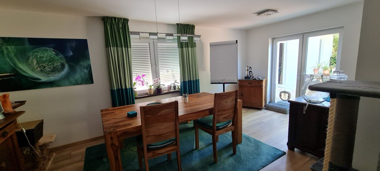 Seminarraum mit langem Holztisch und Flipchart